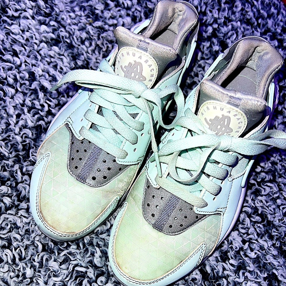 Mint green Nike huaraches!